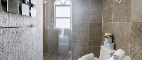 Penthouse Exclusive, 3 phòng ngủ | Phòng tắm | Buồng tắm vòi sen, đồ dùng nhà tắm miễn phí, máy sấy tóc, khăn tắm