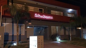 A building with a sign reading "Islas de arena" and a sign for "ALQUILER TOURISTICO" in front. - Islas De Arena (Colon)