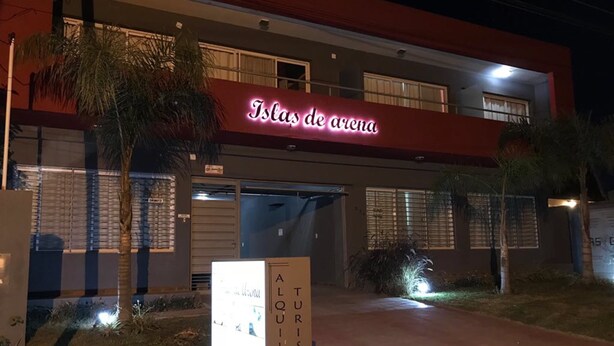 A building with a sign reading "Islas de arena" and a sign for "ALQUILER TOURISTICO" in front. - Islas De Arena (Colon)