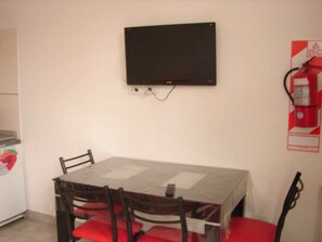 Appartement, 1 chambre, salle de bains privée | Restauration dans la chambre