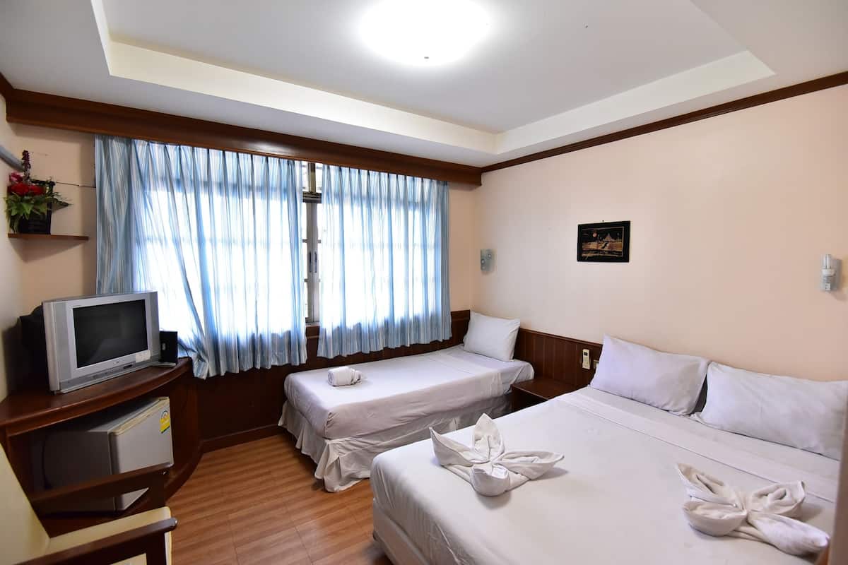 Chambre triple | Coffre-fort, accès au Wi-Fi (inclus)