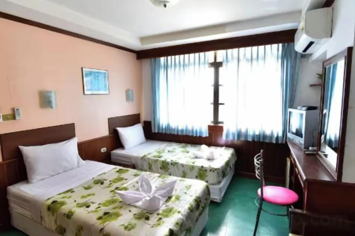 In-room safe, WiFi (free)