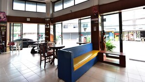 Coin salon dans le hall