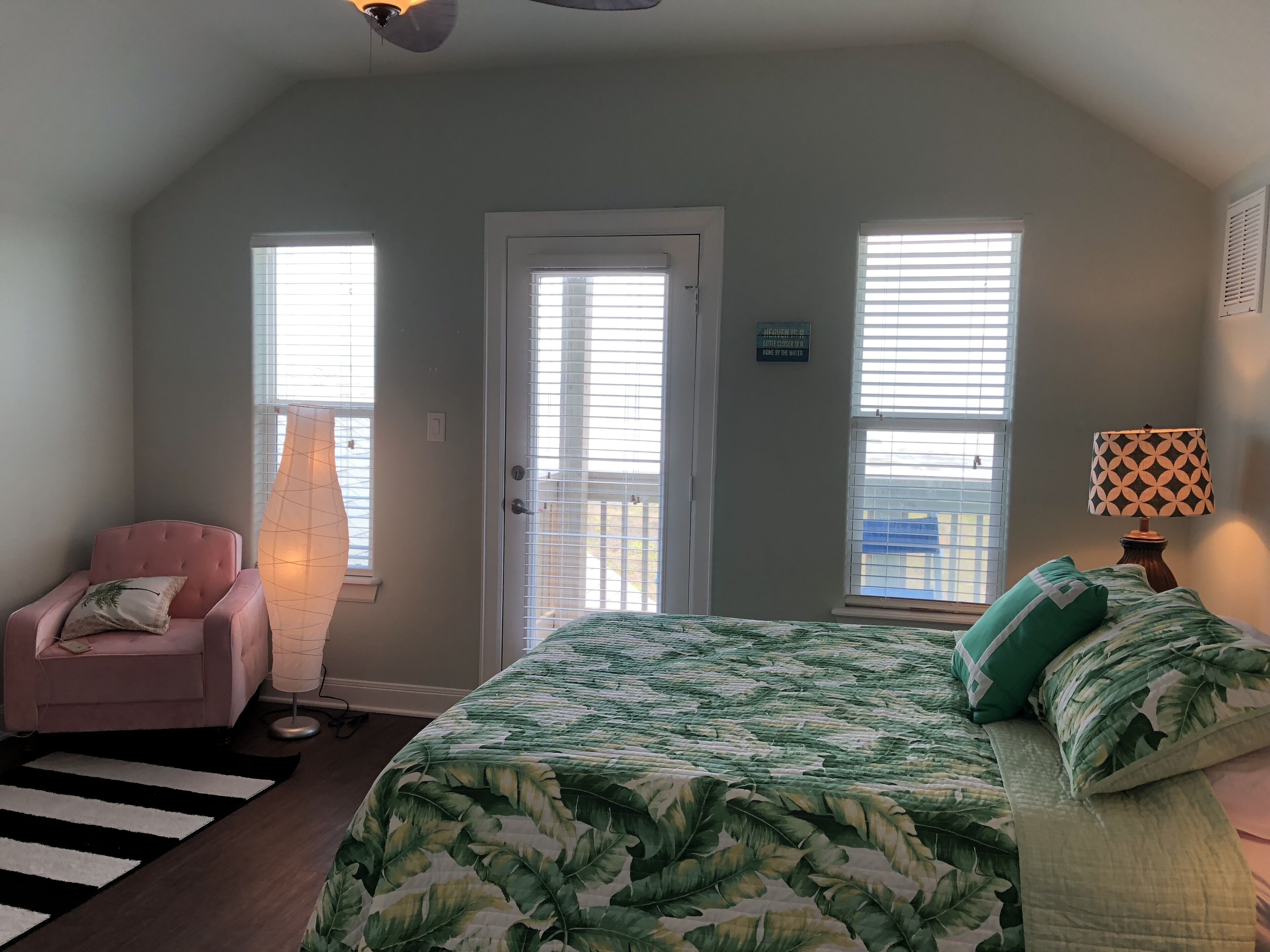 The Pineapple House-Beachfront views, 5 bedroom 3 bath, 2 masters in Surfside.