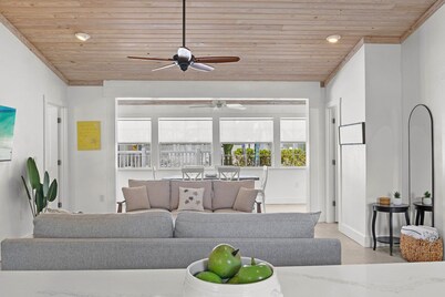 Captain's Quarters: 1 Block to Beach, Dog Friendly, Pool