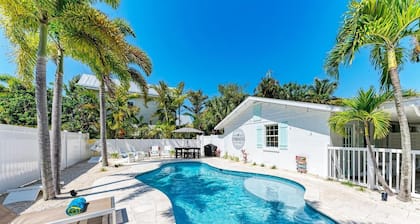 Kevään myynti! Hinta alennetaan 31. toukokuuta! Kapteenin neljännekset Spinnakers: Lovely Pool Home Vain 250 askeleen rannalle!