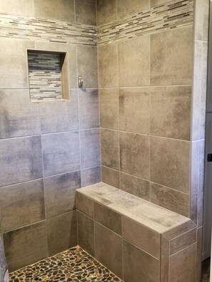 Dusche, Haartrockner, Handtücher, Seife