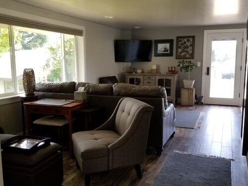 Charming Cottage / Guest House 2 miles from Downtown Napa