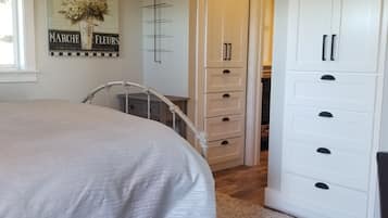 客房内保险箱、办公桌、熨斗/熨衣板、免费 WiFi