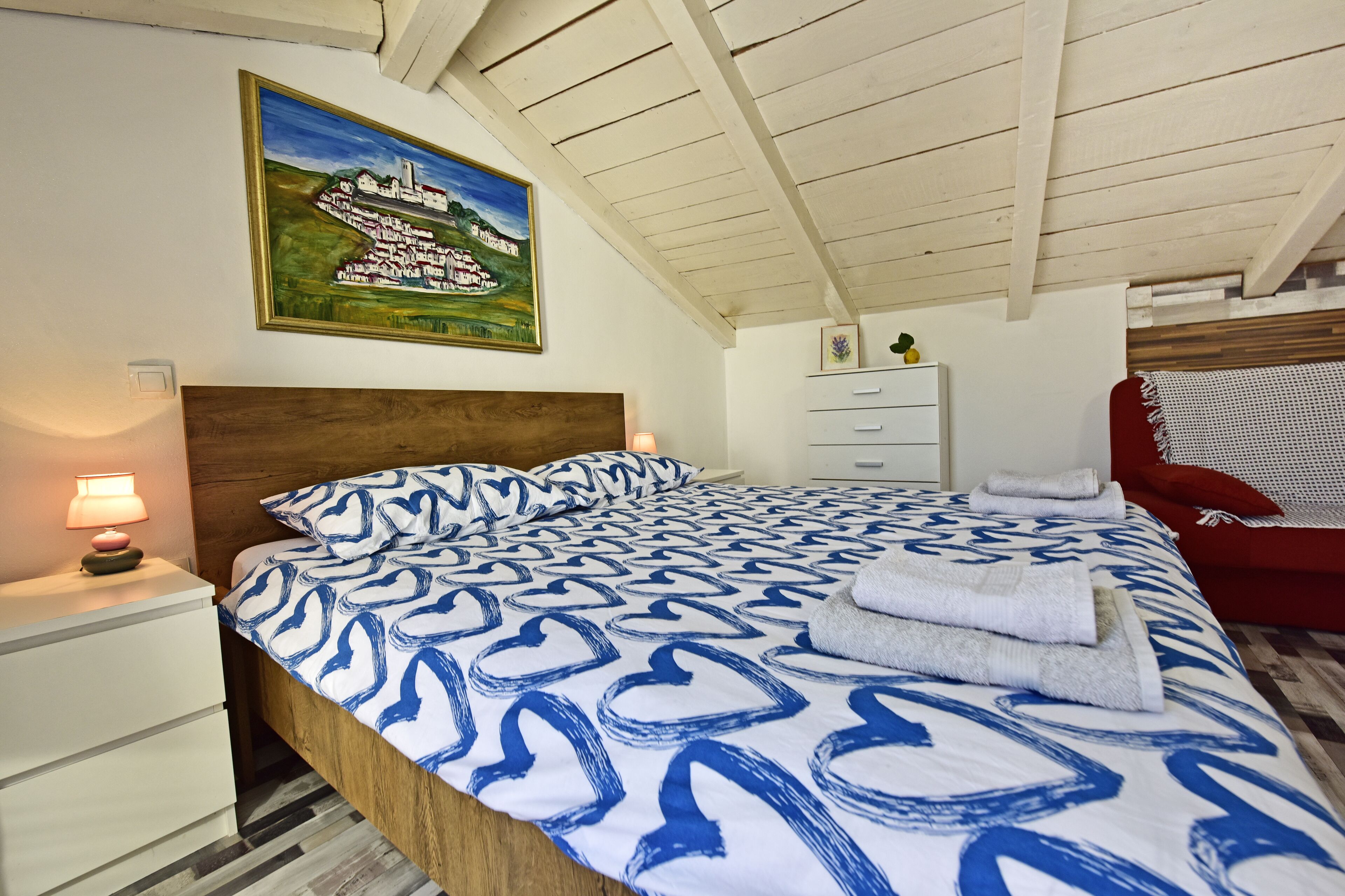 2 bedrooms, iron/ironing board, free WiFi, bed sheets