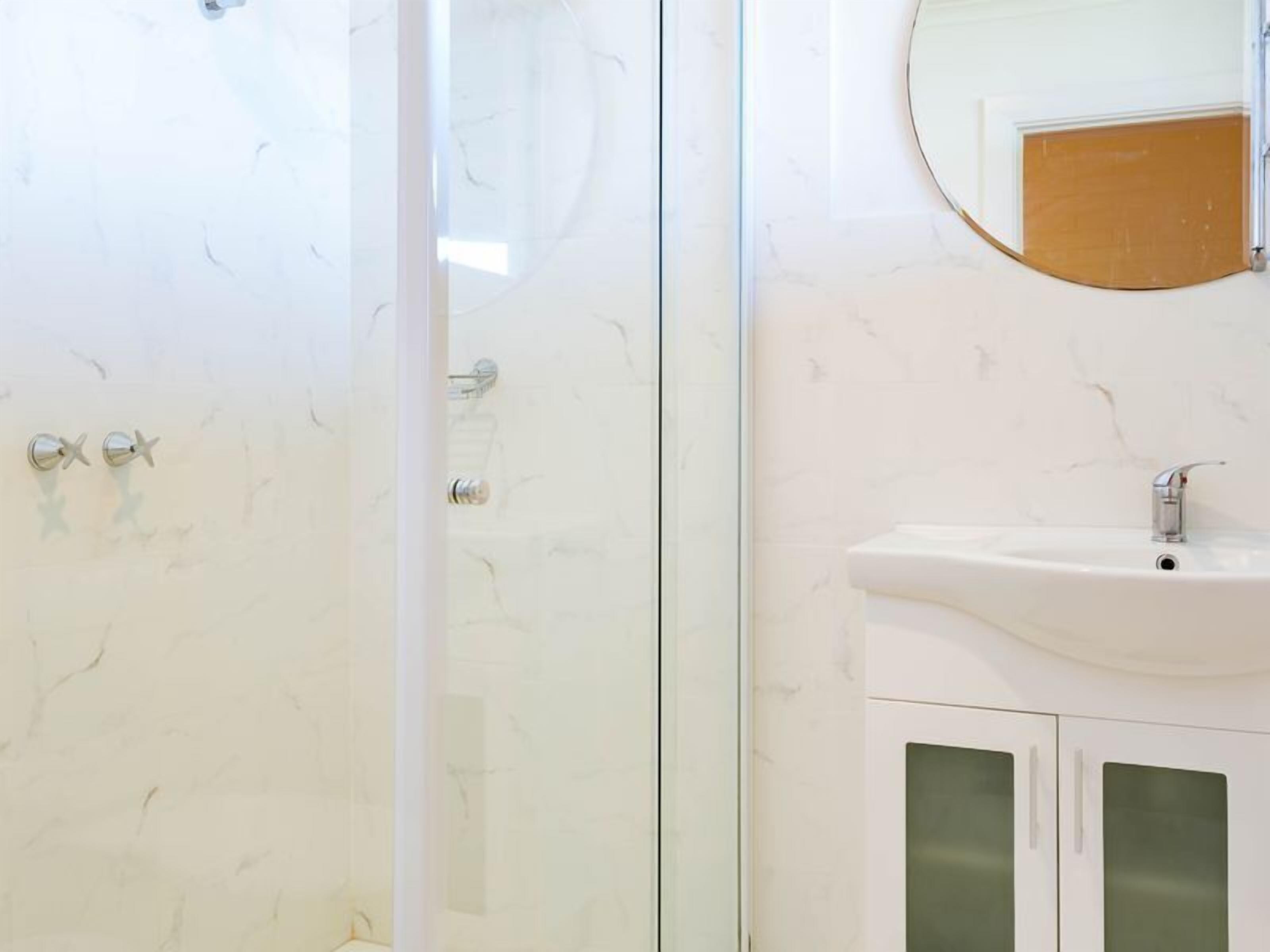 Oceanfront Haven with Unparalleled Views and Retreat Living — image 8