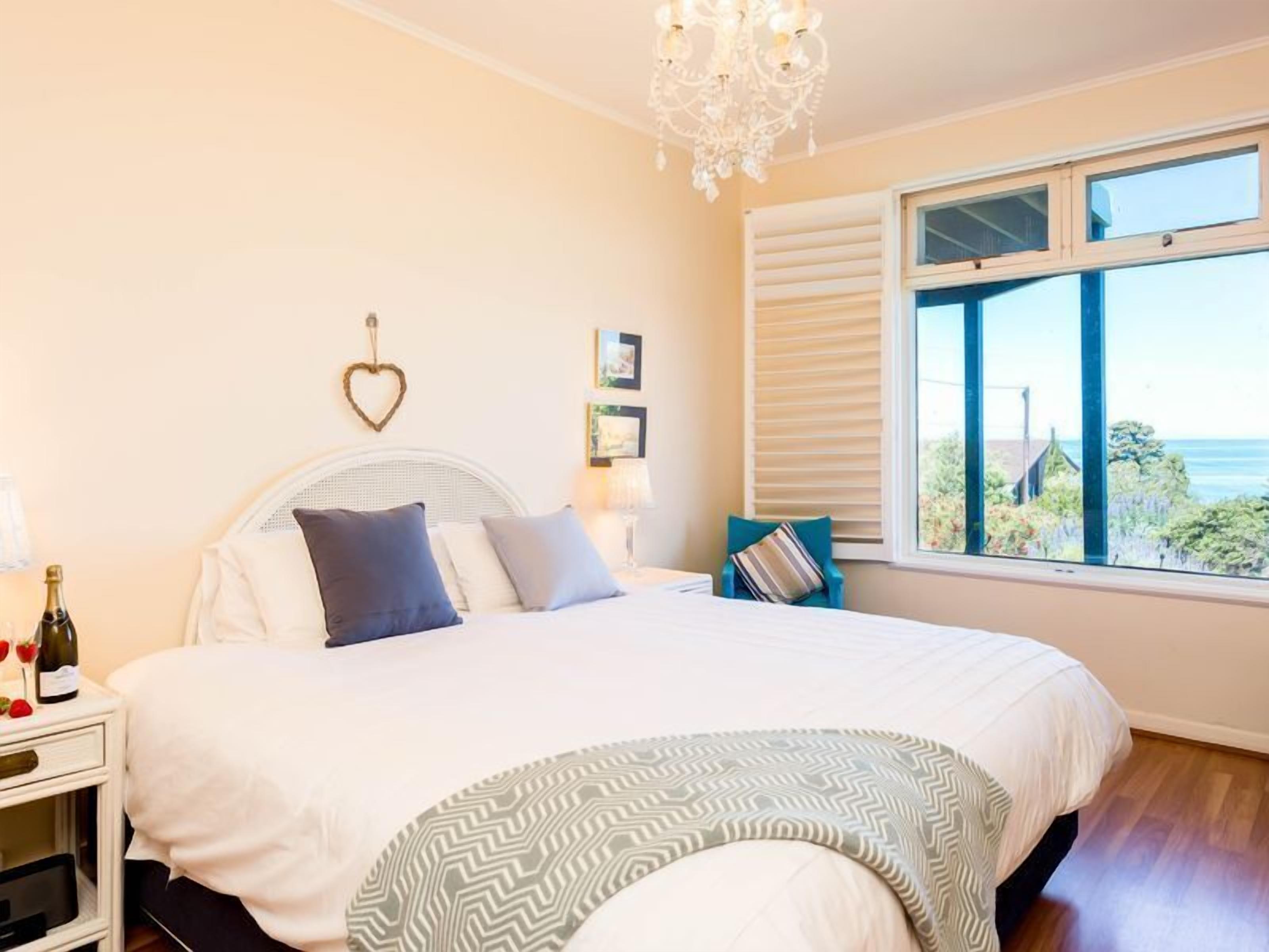 Oceanfront Haven with Unparalleled Views and Retreat Living — image 4