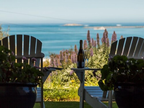 Oceanfront Haven with Unparalleled Views and Retreat Living