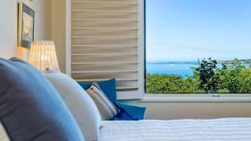 2 bedrooms, desk, iron/ironing board, WiFi