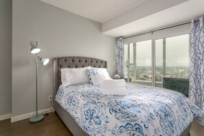 2 bedrooms, iron/ironing board, travel crib, WiFi - Outstanding 32nd floor Stunning unubstructed views 2bedroom den sleeps 5 parking (Vancouver)