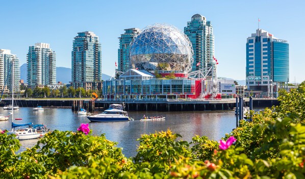 Marina - Outstanding 32nd floor Stunning unubstructed views 2bedroom den sleeps 5 parking (Vancouver)