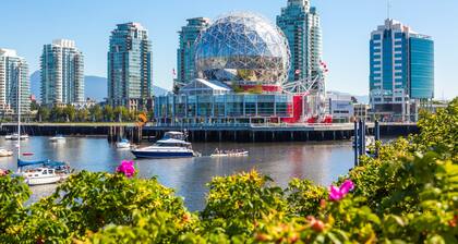 Outstanding 32nd floor Stunning unubstructed views 2bedroom den sleeps 5 parking