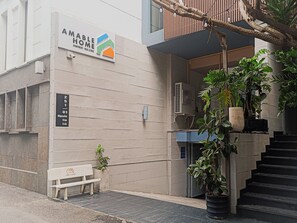 Exterior detail - Tranquil Studio with Kitchen near Airport in bustling area (Ho Chi Minh City)