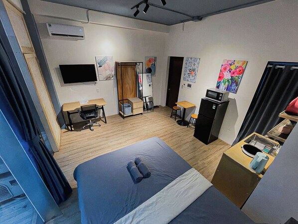 Bureau, fer et planche à repasser, Wi-Fi gratuit, draps fournis