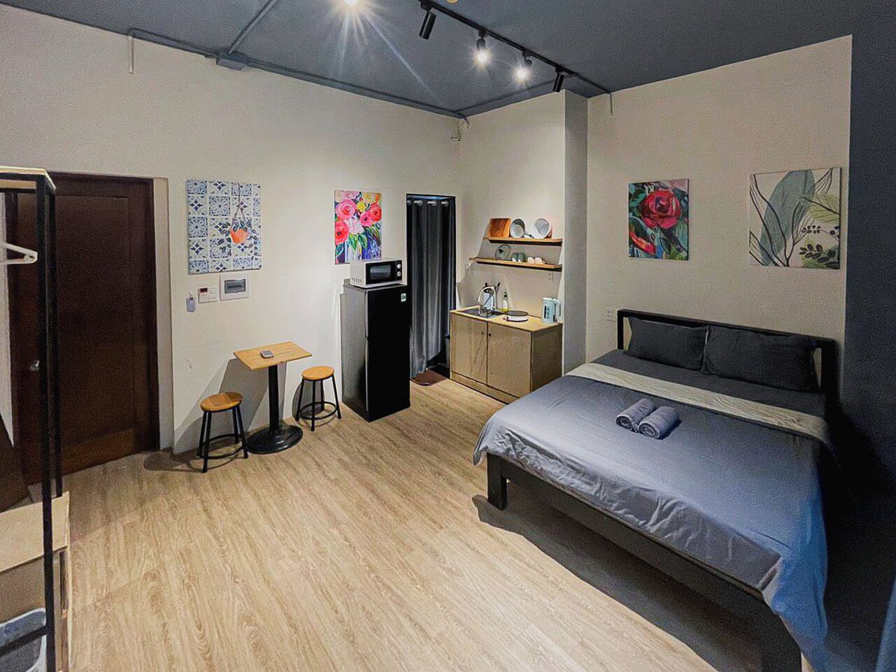 Een bureau, een strijkplank/strijkijzer, gratis wifi, beddengoed