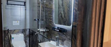 Dusche, Haartrockner, Handtücher, Seife