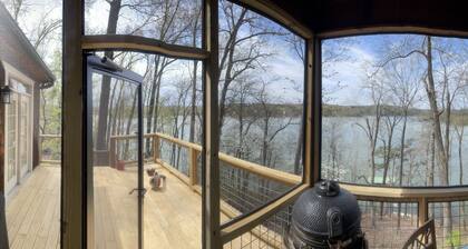 NEWLY RENOVATED DECK! Private lakefront home minutes from Clemson; private dock