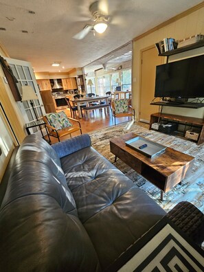 Smart-TV, DVD-Player, Tischfußball, Videothek