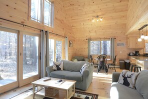 Fernseher, Kamin, Stereoanlage