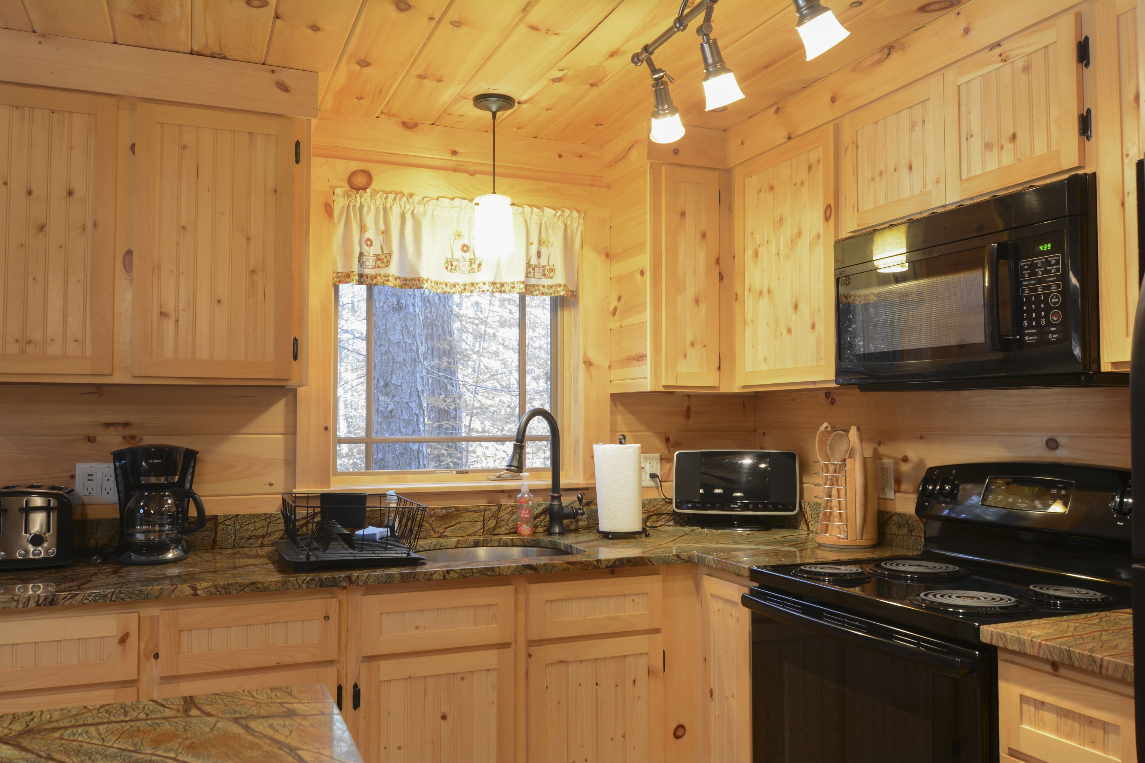 Family Friendly Rustic Newly Renovated Cabin Abutting The White Lake State Park.