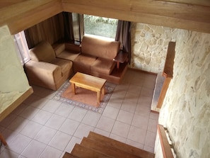 Habitación doble económica | Área de sala de estar | Televisión de pantalla plana