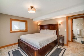 4 bedrooms, desk, iron/ironing board, WiFi