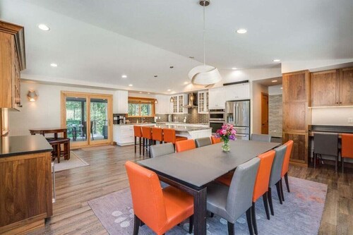 Hot Tub, Pickleball, Covered Deck at Remodeled Gem