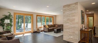 Hot Tub, Pickleball, Covered Deck at Remodeled Gem
