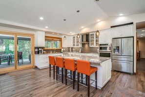 Køleskab, mikrobølgeovn, ovn, kogeplade