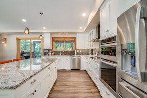 Kylskåp, mikrovågsugn, ugn och spishäll