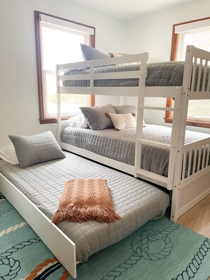 2 bedrooms, travel cot, free WiFi, bed sheets