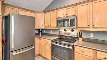 Kühlschrank, Mikrowelle, Herdplatte, Geschirrspüler