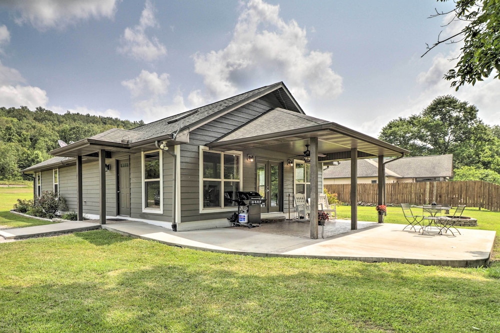 Mountain Home Cottage w/ Deck Steps to White River