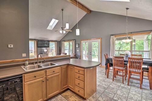 Mountain Home Cottage w/ Deck on White River!