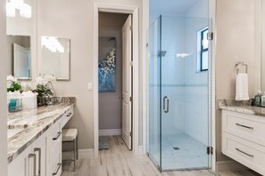 Ensemble baignoire-douche, séchoir à cheveux, bidet, serviettes fournies