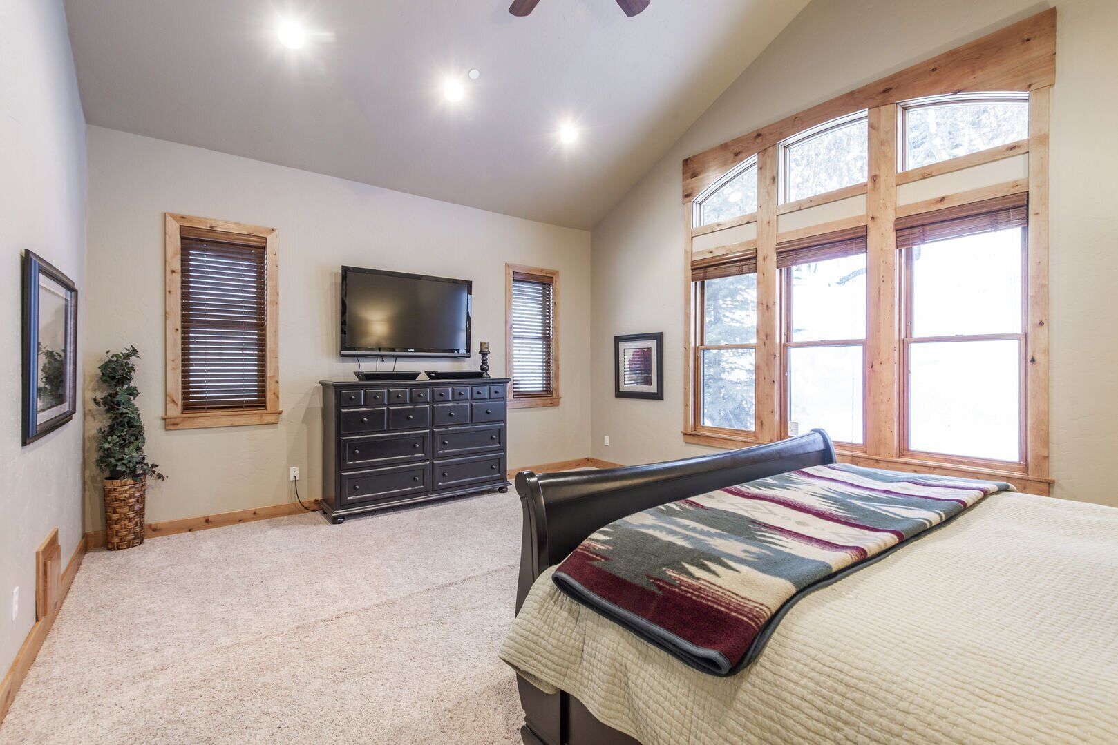 BOULDER RIDGE - 7 BD, HUGE THEATER, POOL TABLE, HOT TUB, SAUNA