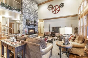 TV connectée, cheminée, lecteur de DVD, baby-foot