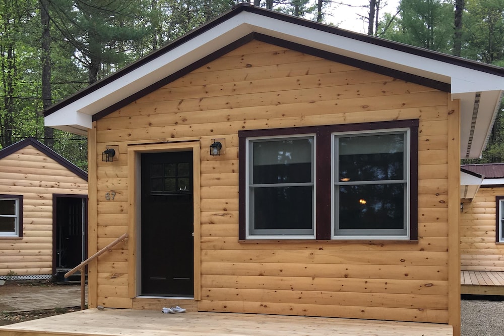 New Pine Cabin in the white mountains walk to white lake new