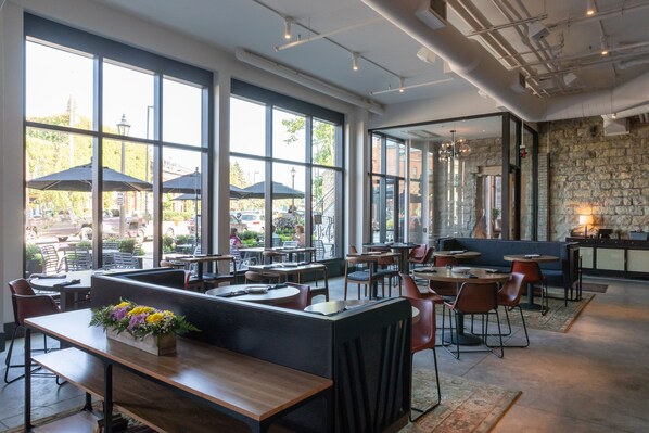 供应午餐和晚餐，美洲菜