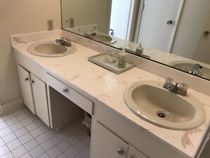 Combined shower/bathtub, hair dryer, towels - Art's Gallery, near Highland Village (Jackson)