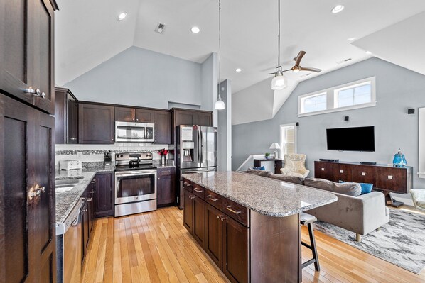 冷蔵庫、電子レンジ、オーブン、コンロ