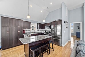 冷蔵庫、電子レンジ、オーブン、コンロ