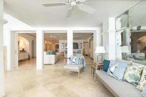 TV, DVD player - Beachfront 3 bedroom apartment with exquisite panoramic views (Holders Hill)