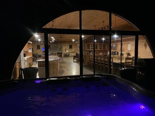 Rapid River Lodge: Watch Nature Come Alive from Your Dockside Retreat!