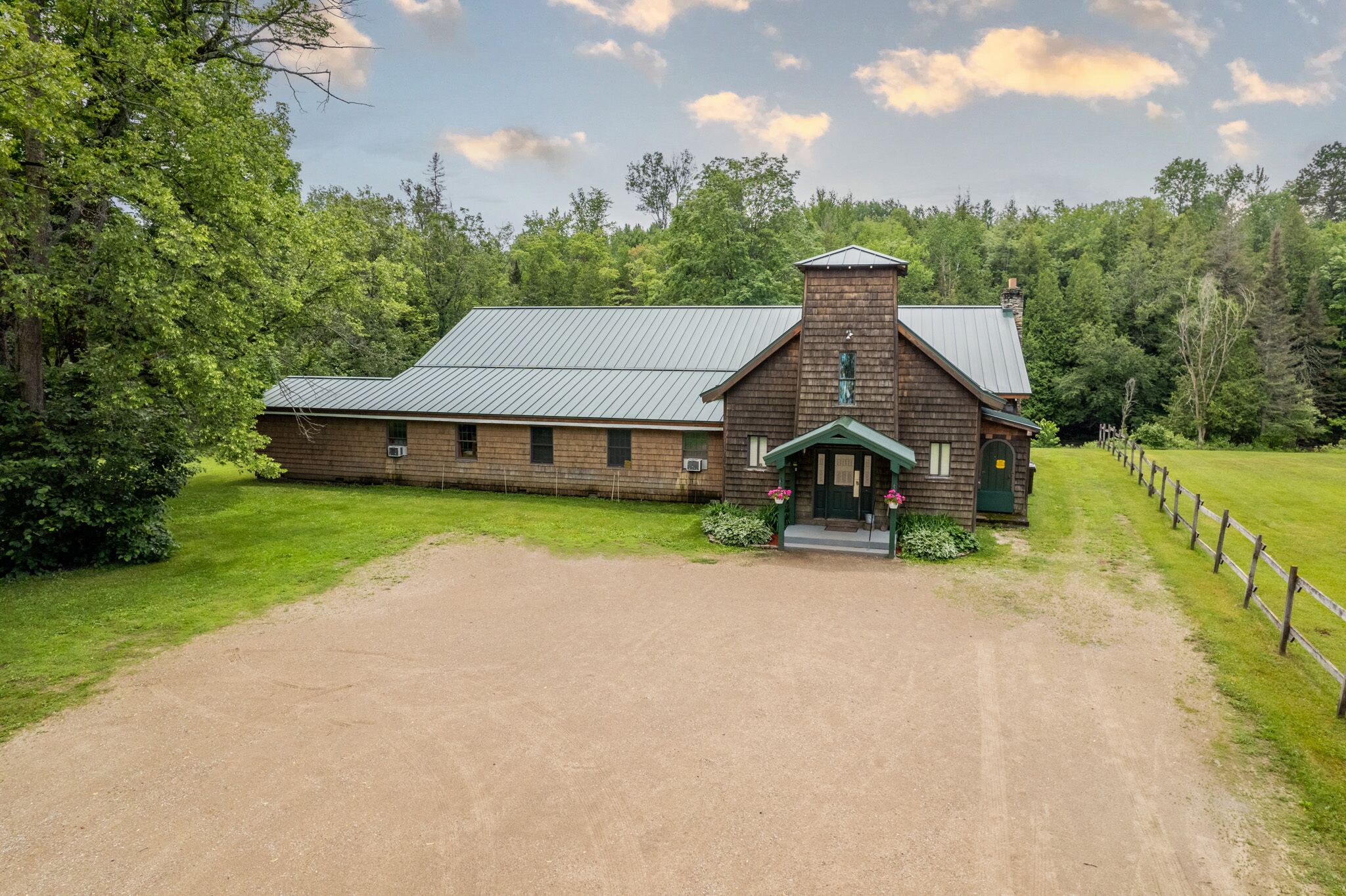 RAPID RIVER LODGE: Beautiful lodge, Great for large groups!